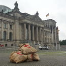 Geldsäcke vor dem Deutschen Bundestag Foto: Sophie Schwab