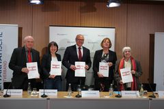 Die herausgebenden Organisationen stellen den Armutsbericht in Berlin vor.